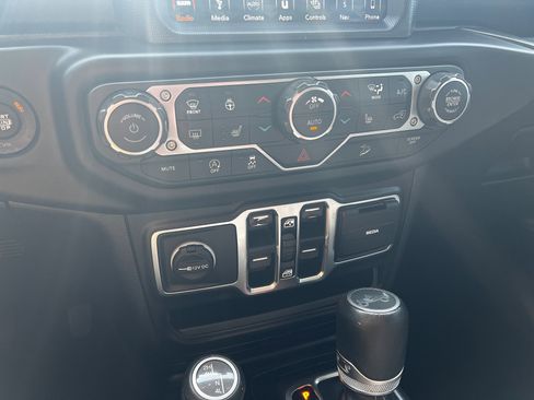 Used 2019 Jeep Wrangler Unlimited Sahara w/ Dual Top Group image 18