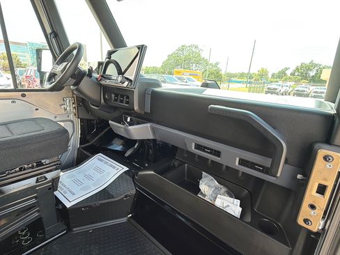 Used 2024 Chevrolet Brightdrop 400 w/ Commercial Equipment Package AWD/4WD image 32