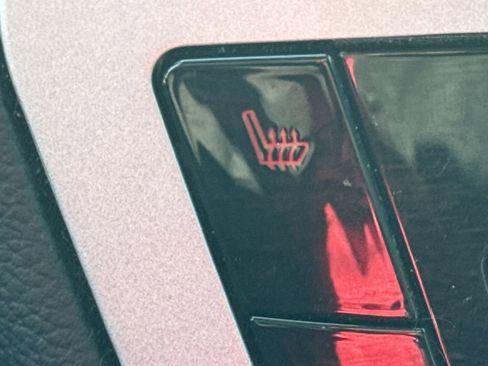 Used 2023 Ford Explorer XLT image 32