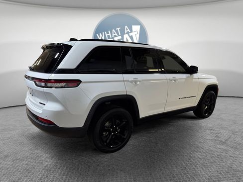 Used 2023 Jeep Grand Cherokee Limited w/ Black Appearance Package AWD/4WD image 3