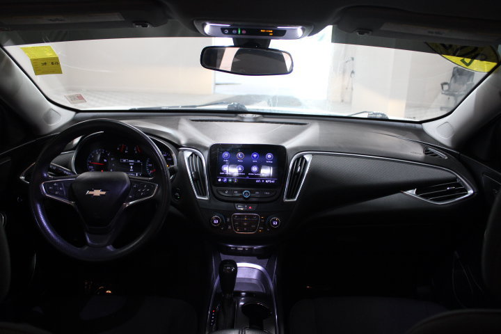 Used 2020 Chevrolet Malibu LT FWD image 2