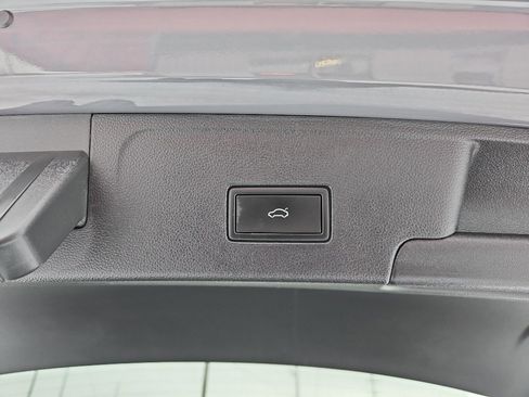 Used 2021 Volkswagen Atlas Cross Sport SE w/ Panoramic Sunroof Package image 18