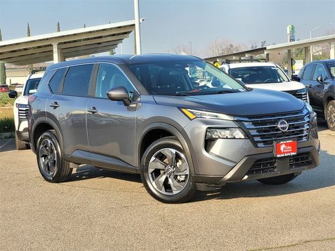 Used 2024 Nissan Rogue SV image 2