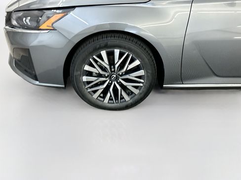Used 2025 Nissan Altima 2.5 SV FWD image 11