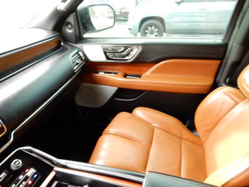 Used 2019 Lincoln Navigator Reserve image 15