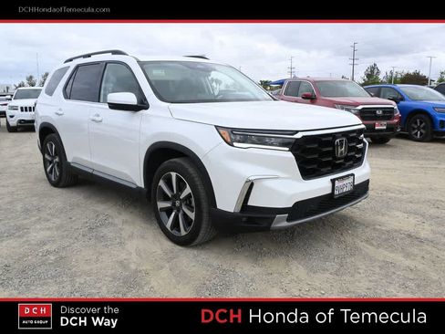 Used 2025 Honda Pilot Touring image 3