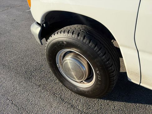 Used 2002 Ford E-350 and Econoline 350 Super Duty image 28