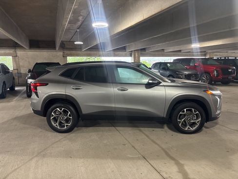 Used 2025 Chevrolet Trax LT FWD image 4