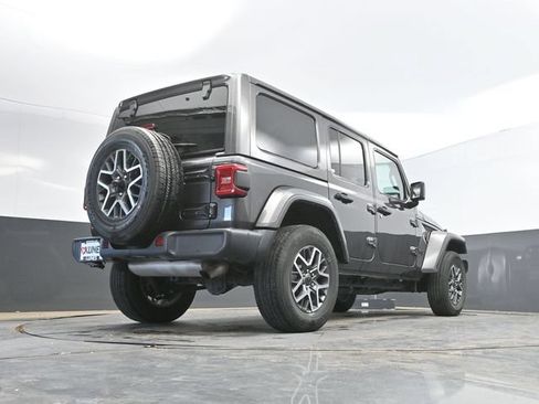 Used 2025 Jeep Wrangler Unlimited Sahara AWD/4WD image 46