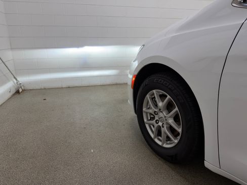 Used 2024 Chrysler Pacifica Touring-L FWD image 33