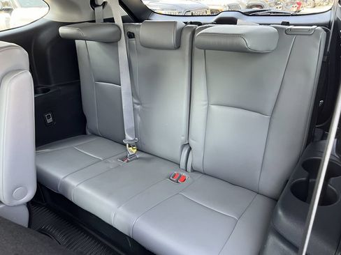 Used 2021 Toyota Highlander XLE FWD image 24