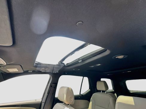 Used 2023 Chevrolet Traverse Premier FWD image 23