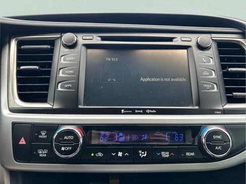 Used 2019 Toyota Highlander Plus FWD image 16