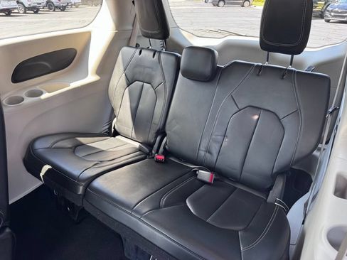 Used 2023 Chrysler Pacifica Touring-L FWD image 30