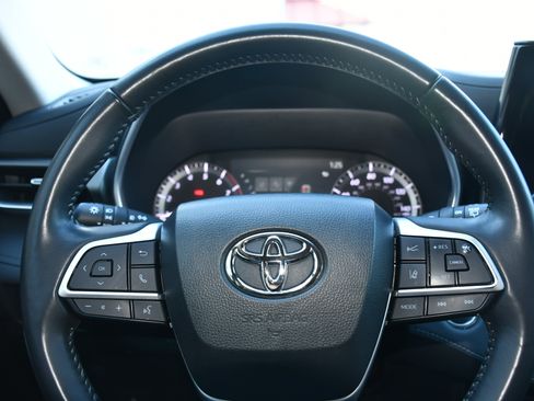 Certified 2023 Toyota Highlander XLE image 10