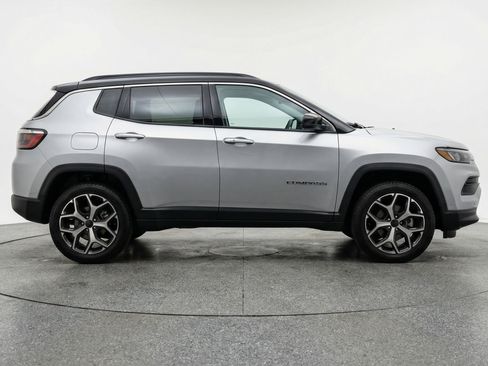 Used 2025 Jeep Compass Limited AWD/4WD image 11