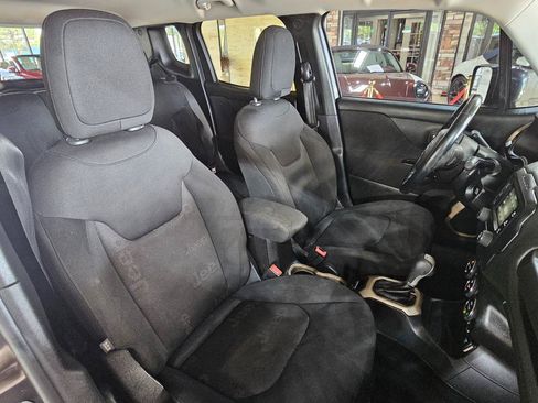 Used 2016 Jeep Renegade Latitude w/ Popular Equipment Group image 10