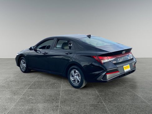 Used 2024 Hyundai Elantra SE image 3
