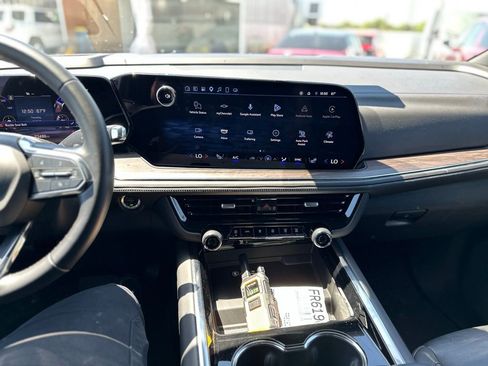 Used 2025 Chevrolet Suburban Z71 image 9