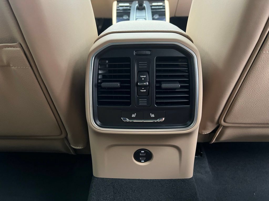 Certified 2026 Porsche Macan AWD/4WD image 17