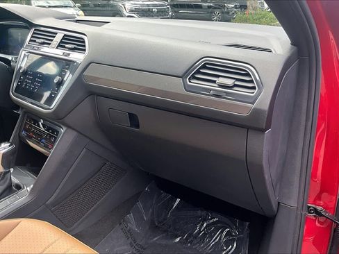 Used 2023 Volkswagen Tiguan SE w/ Panoramic Sunroof Package image 19