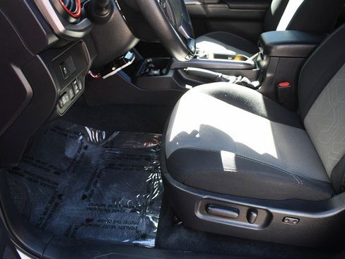 Used 2022 Toyota Tacoma TRD Off-Road image 15