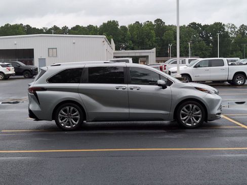 Used 2021 Toyota Sienna Platinum FWD image 8