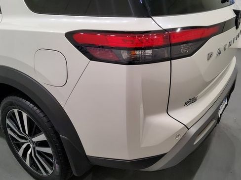 Used 2024 Nissan Pathfinder Platinum image 12