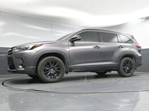 Used 2019 Toyota Highlander SE w/ Carpet Mat Package (TMS) image 23