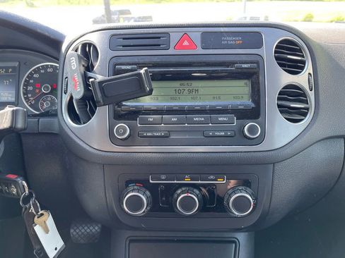 Used 2011 Volkswagen Tiguan S image 8