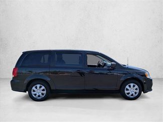 Used 2018 Dodge Grand Caravan SE w/ UConnect Hands-Free Group FWD video 4