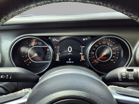 Certified 2019 Jeep Wrangler Unlimited Sahara AWD/4WD image 16
