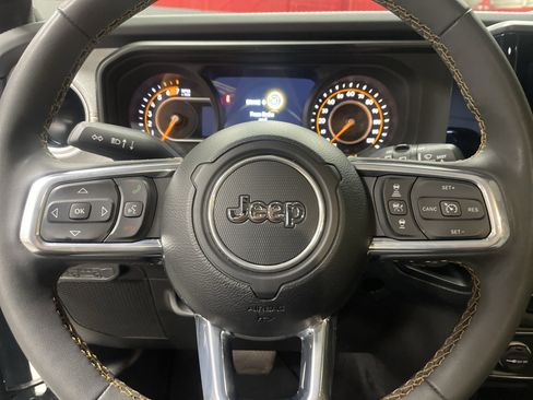 Used 2024 Jeep Wrangler Unlimited Sahara AWD/4WD image 18