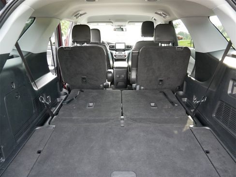 Used 2022 Ford Explorer XLT w/ Equipment Group 202A image 10