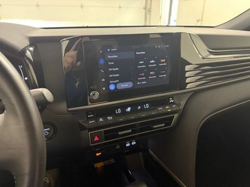 Used 2025 Toyota Camry SE image 18