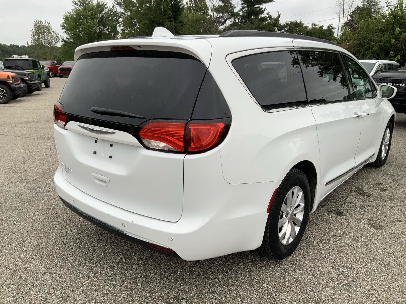 Used 2017 Chrysler Pacifica Touring-L FWD image 10