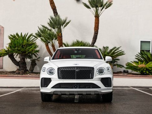 Used 2025 Bentley Bentayga image 44