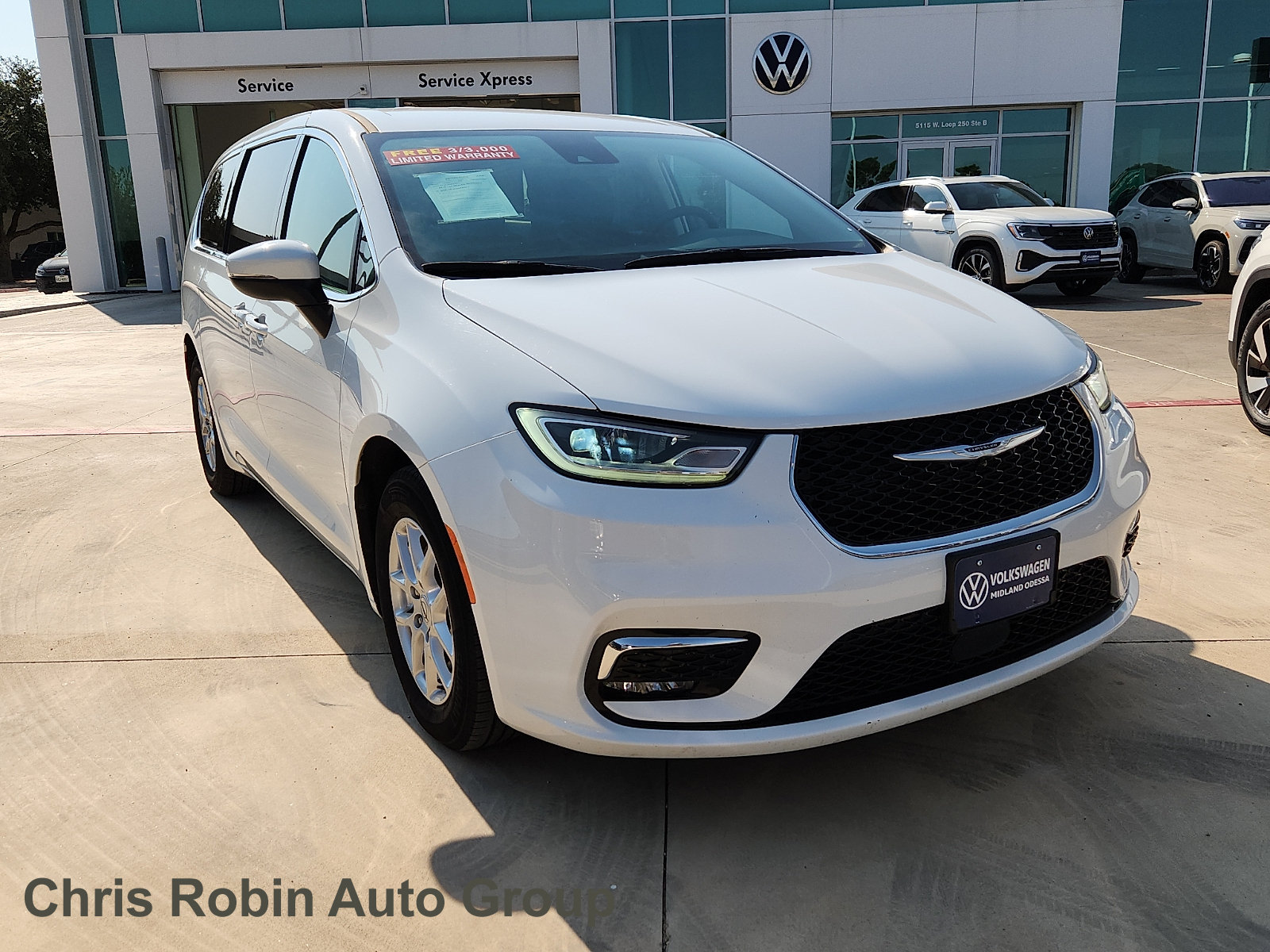 Used 2023 Chrysler Pacifica Touring-L FWD image 1