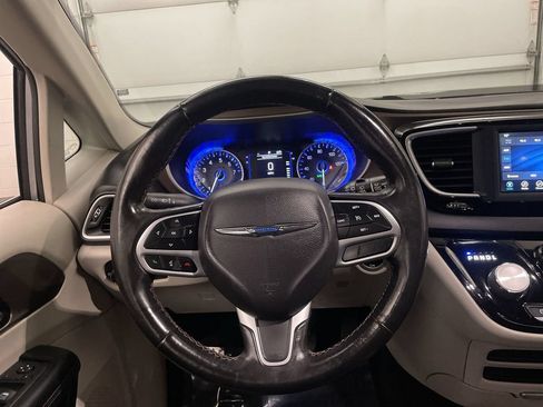 Used 2019 Chrysler Pacifica Touring-L FWD image 5