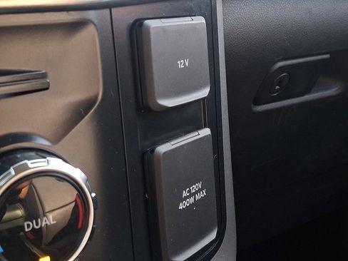 Used 2022 Ford F150 Lariat w/ Trailer Tow Package image 27