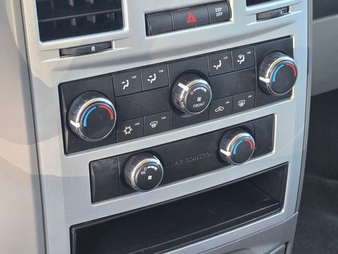 Used 2009 Chrysler Town & Country LX FWD image 31