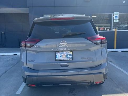 Used 2025 Nissan Rogue SL image 5