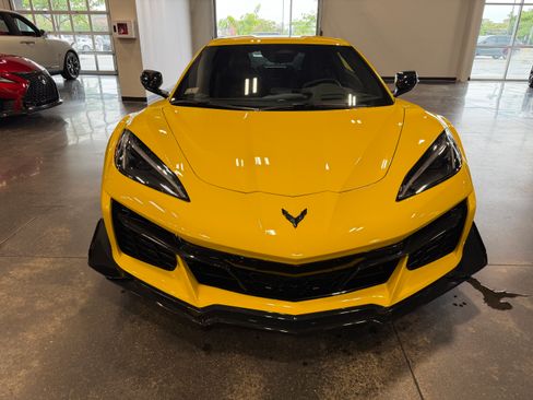 Used 2025 Chevrolet Corvette Z06 w/ Z07 Performance Package RWD image 2