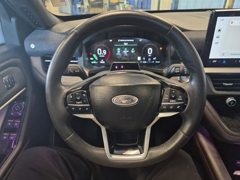Used 2025 Ford Explorer Platinum image 29
