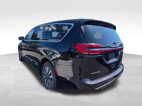 Used 2024 Chrysler Pacifica Limited FWD image 4