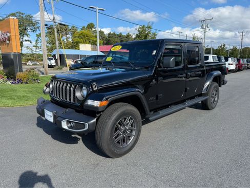 Used 2025 Jeep Gladiator Sport image 4
