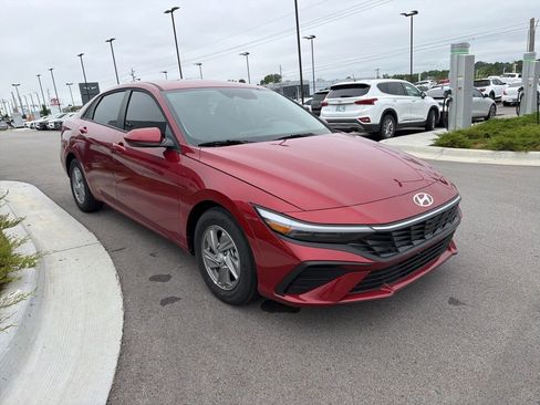 New 2025 Hyundai Elantra SE FWD image 3