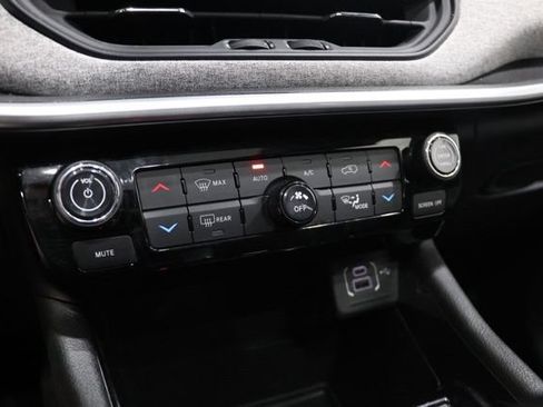 Used 2025 Jeep Compass Latitude w/ Sun & Sound Group AWD/4WD image 28