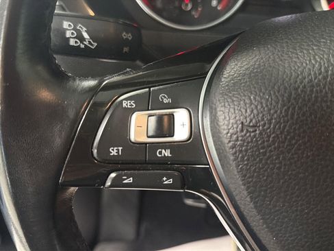 Used 2018 Volkswagen Tiguan SE image 17