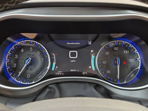 Used 2025 Chrysler Pacifica Select FWD image 24